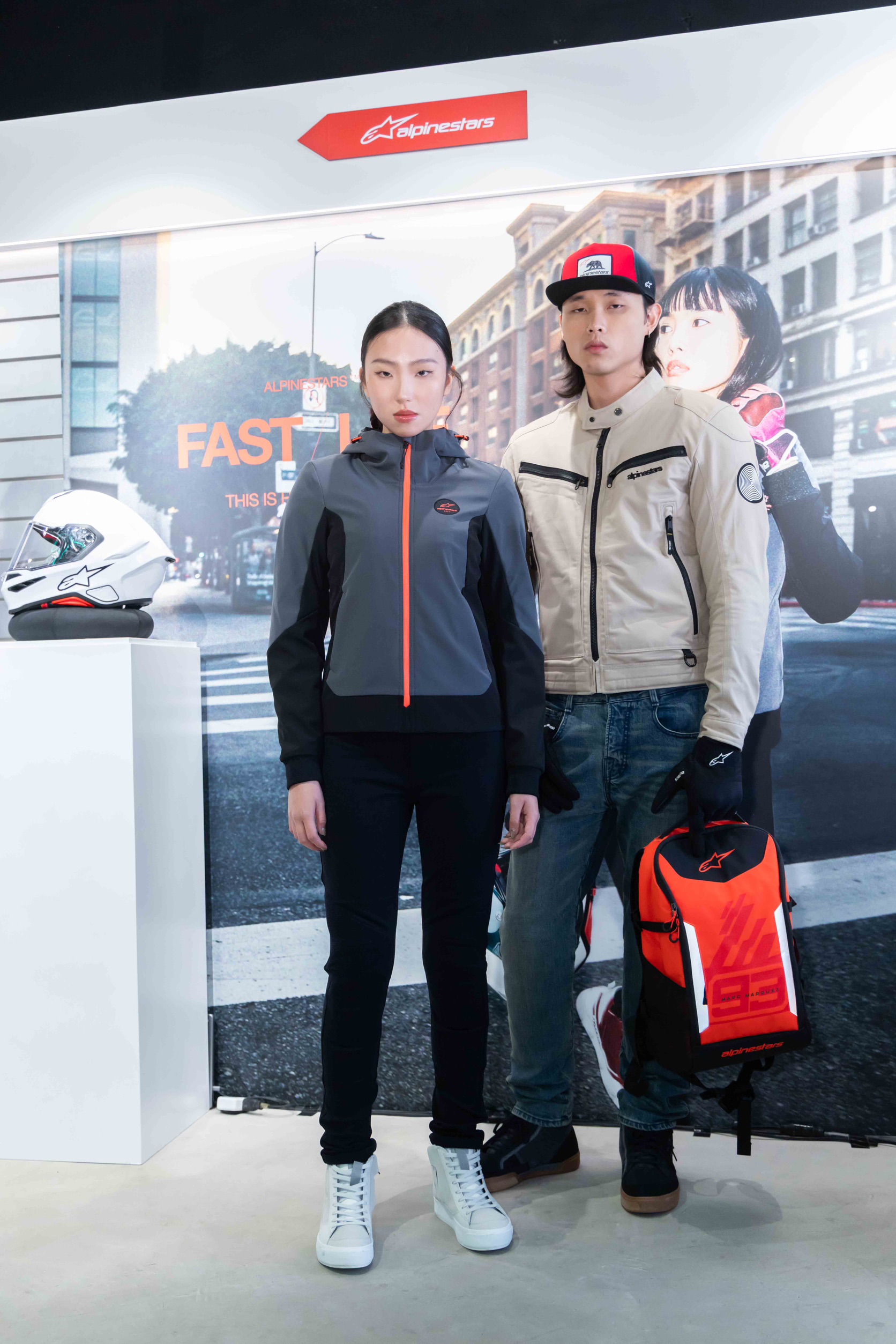 Alpinestars 2026 春夏新品涵蓋賽道防護、街頭機能與都會騎乘風格，透過專業模特兒詮釋B0RUISER JACK 與STELLA RADIUM TECH HOODIE 的速度感與生活態度。